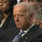 Joe Biden duerme durante un discurso