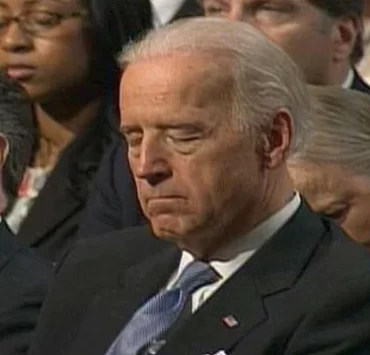Joe Biden duerme durante un discurso