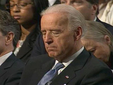 Joe Biden duerme durante un discurso