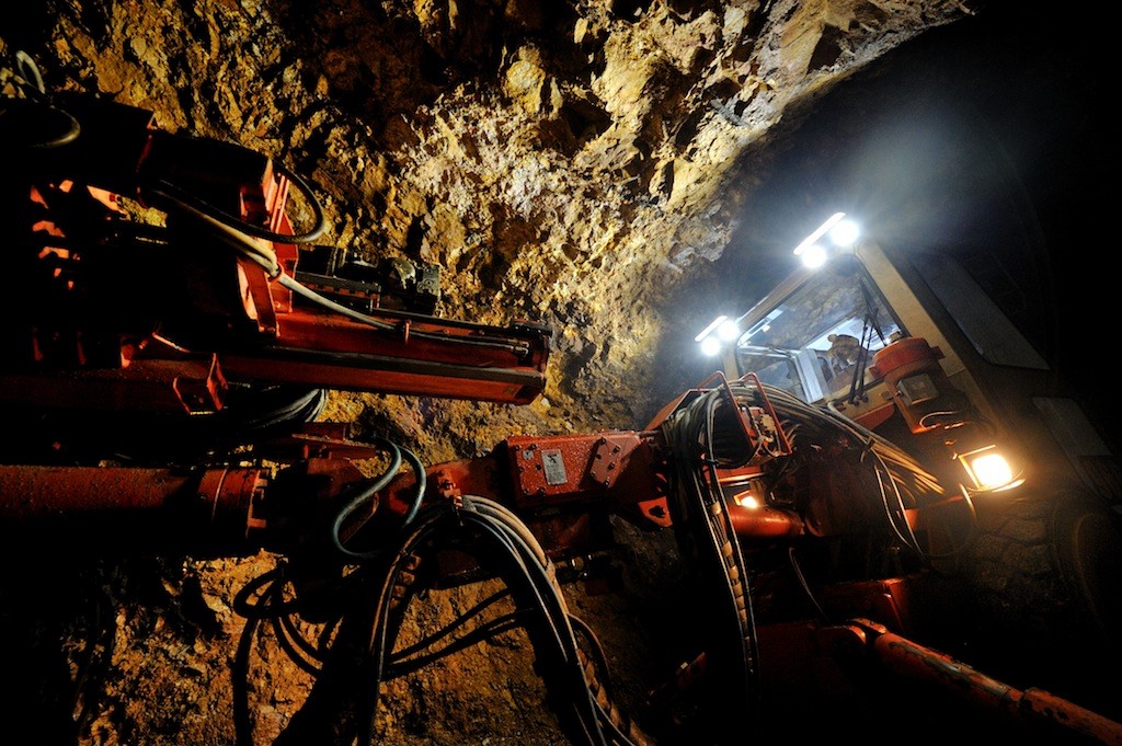 Perforadoras trabajando en minería subterránea