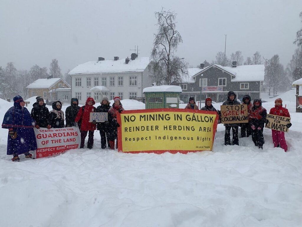  Greta Thunberg protestando en contra de proyecto minero