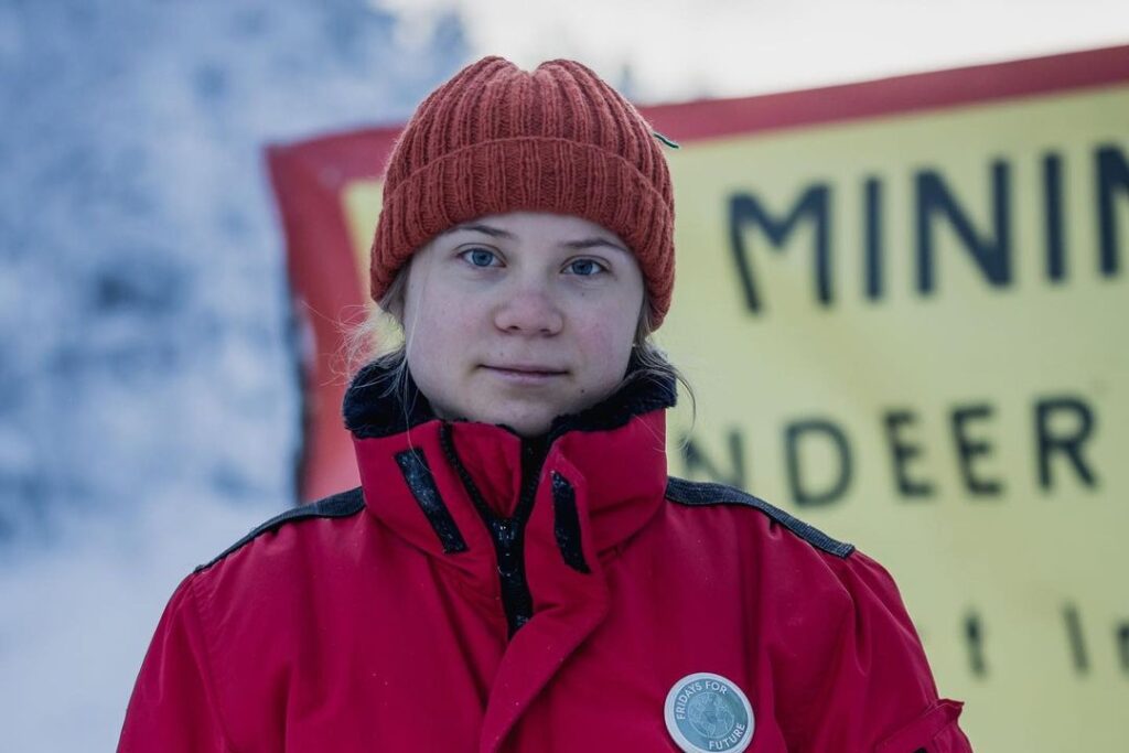  Greta Thunberg protestando en contra de proyecto minero