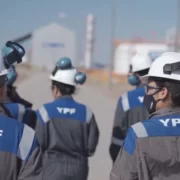 Petroleros de YPF cerraron una paritaria de 80% de aumento