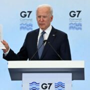 Biden dice que el precio del petróleo ruso está en juego.