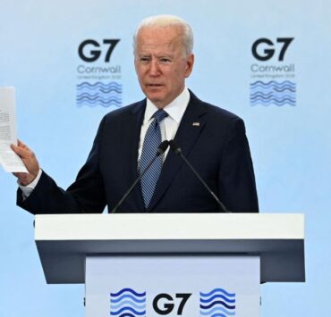 Biden dice que el precio del petróleo ruso está en juego.