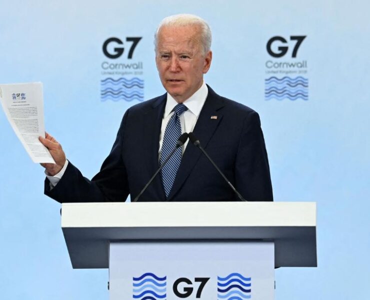 Biden dice que el precio del petróleo ruso está en juego.
