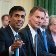 Los "conservadores" del Reino Unido imponen la mayor carga fiscal desde la Segunda Guerra Mundial y redoblan su apuesta por la agenda climática
