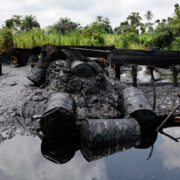 Nigeria descubre y pretende destruir decenas de refinerías de petróleo ilegales que roban beneficios al Estado