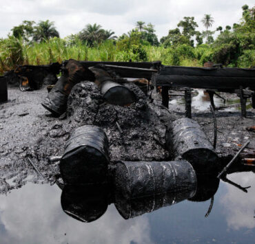Nigeria descubre y pretende destruir decenas de refinerías de petróleo ilegales que roban beneficios al Estado