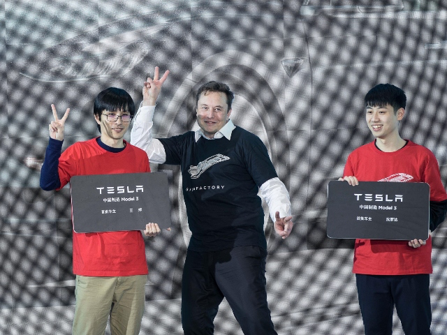 Elon Musk, posa con los propietarios de un vehículo Modelo 3 fabricado en China 