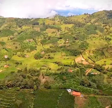 Petro promete prohibir los proyectos mineros que amenacen las fuentes de agua