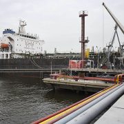 Las sanciones fracasan: Pakistán compra petróleo ruso barato con moneda china