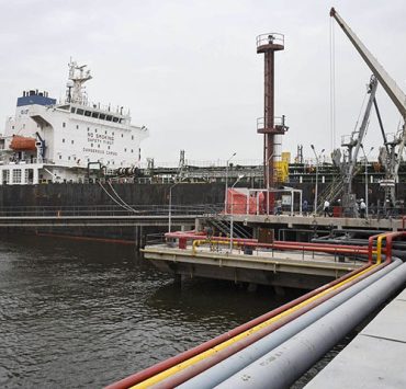 Las sanciones fracasan: Pakistán compra petróleo ruso barato con moneda china