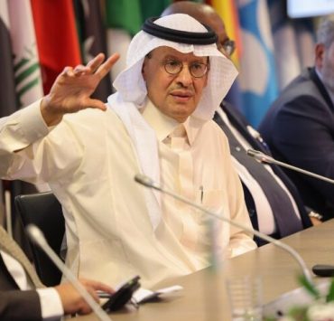 Arabia Saudí anuncia un recorte de la producción de petróleo en solitario tras la reunión de la OPEP+.